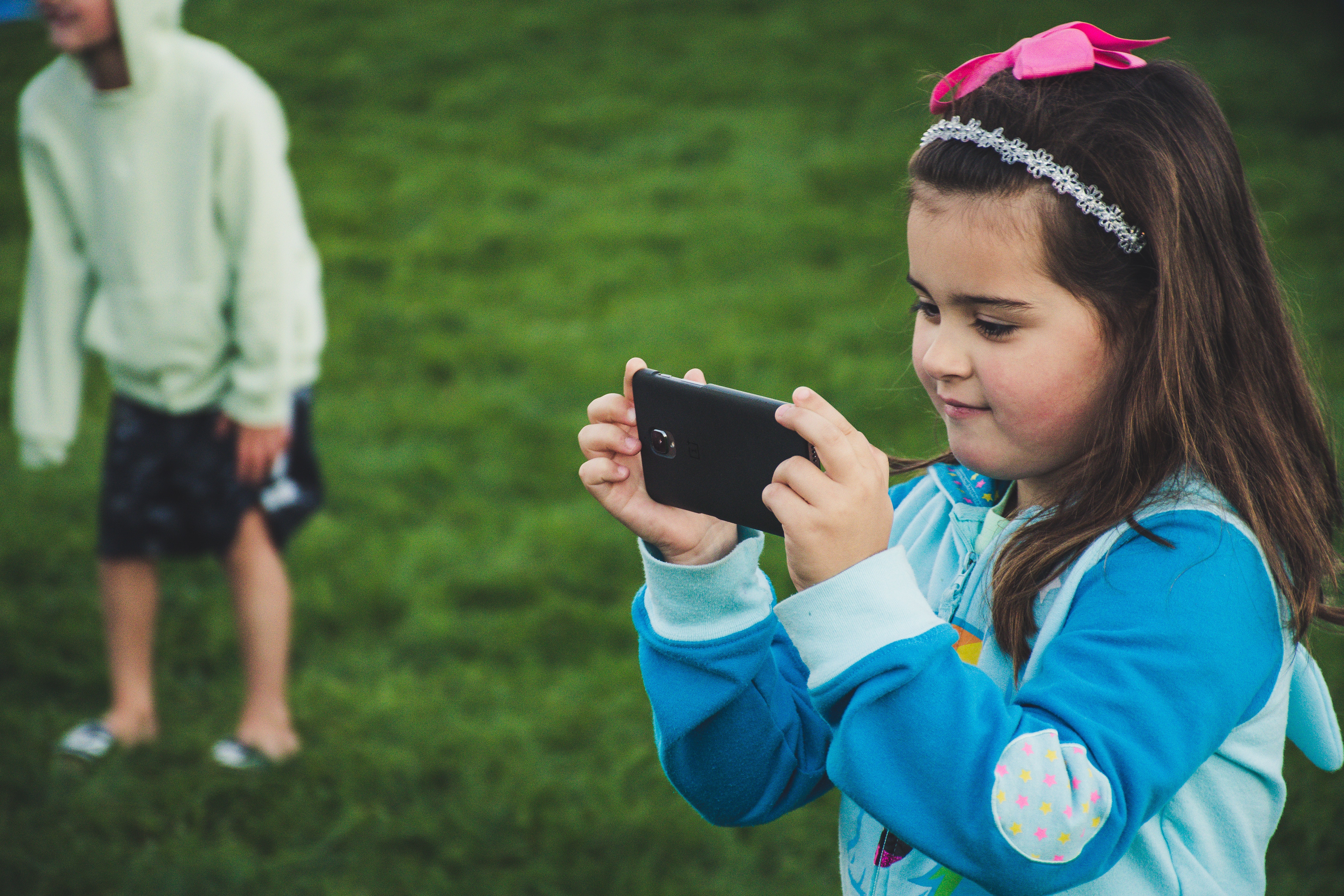 girl-uses-smartphone-ueephon